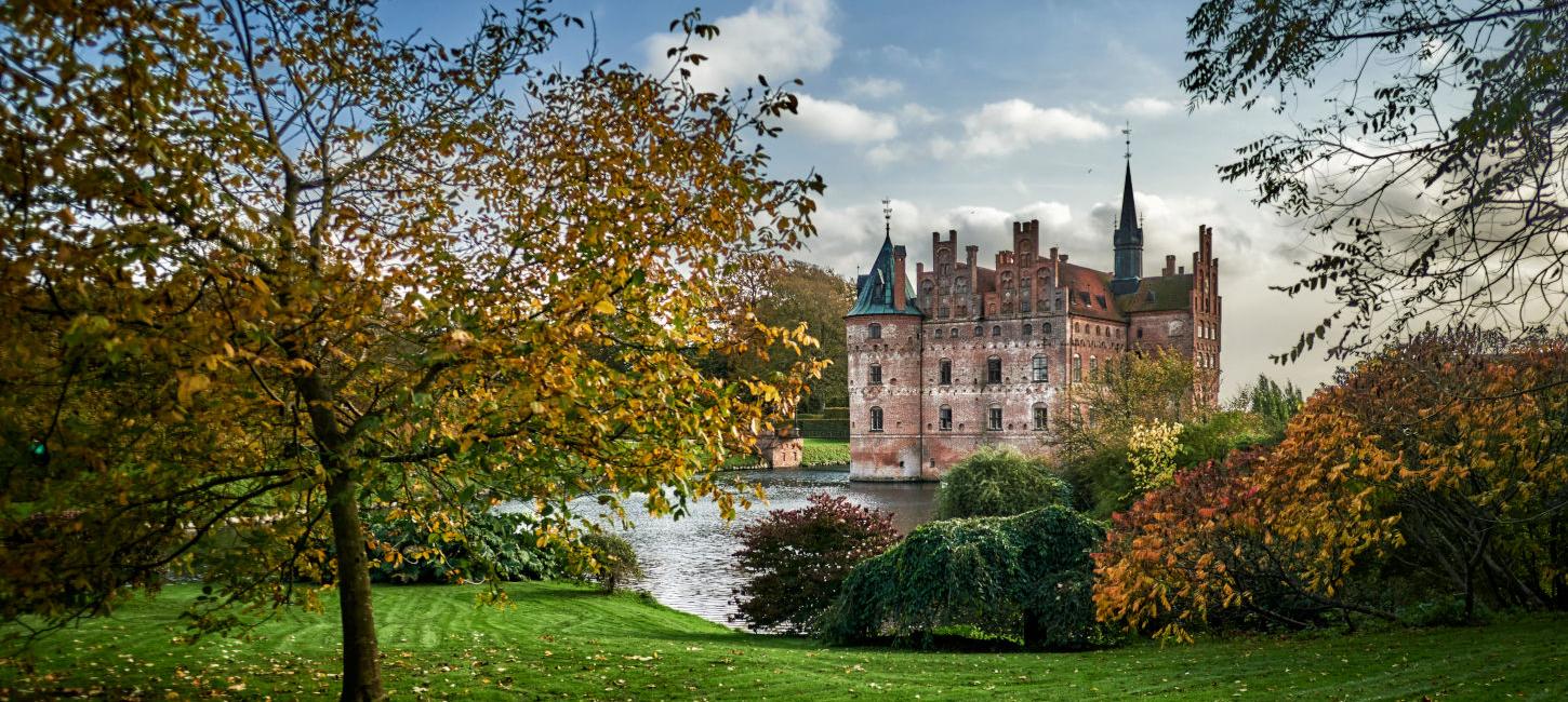 Egeskov Schloss im Herbst | Südfünen | VisitFaaborg