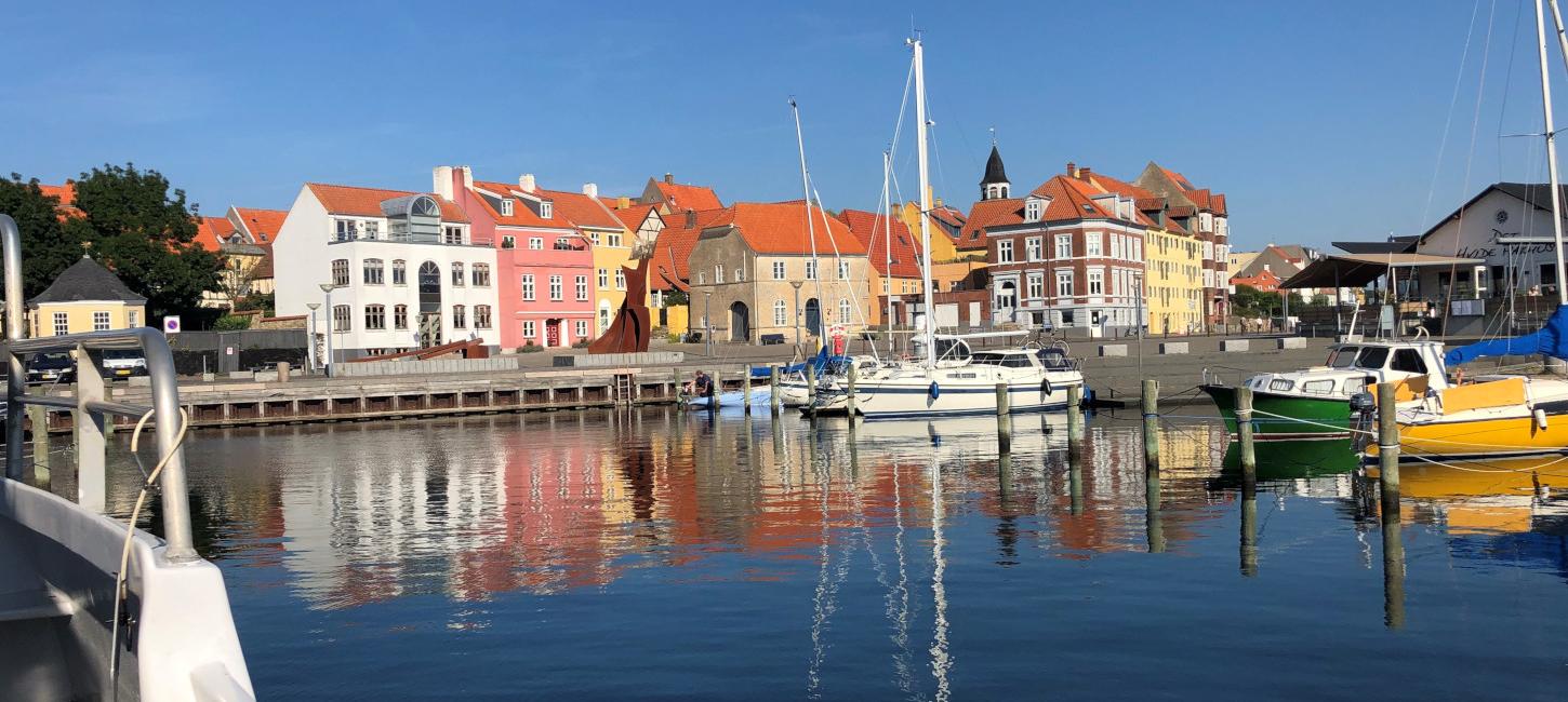 Faaborg havn og havnefront set fra Lillebjørn | Efterår i Faaborg | VisitFaaborg