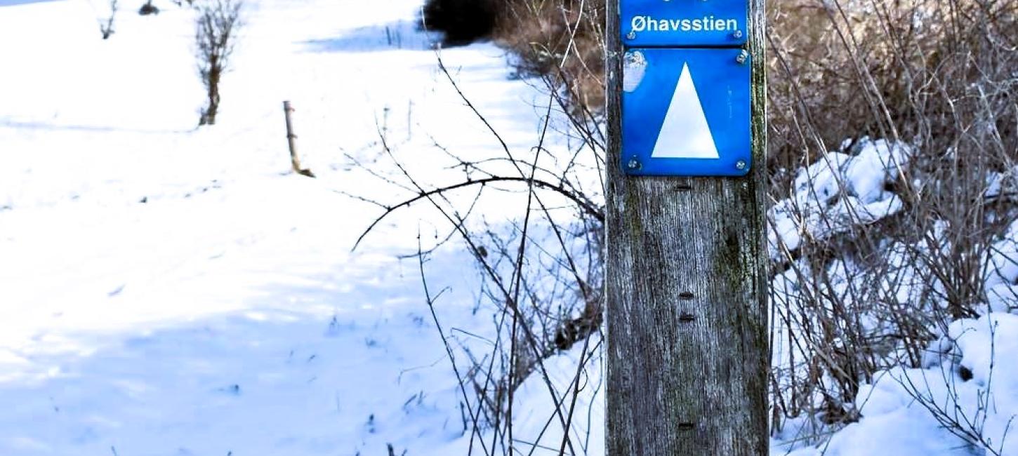 Øhavsstiens skilt dækket af sne