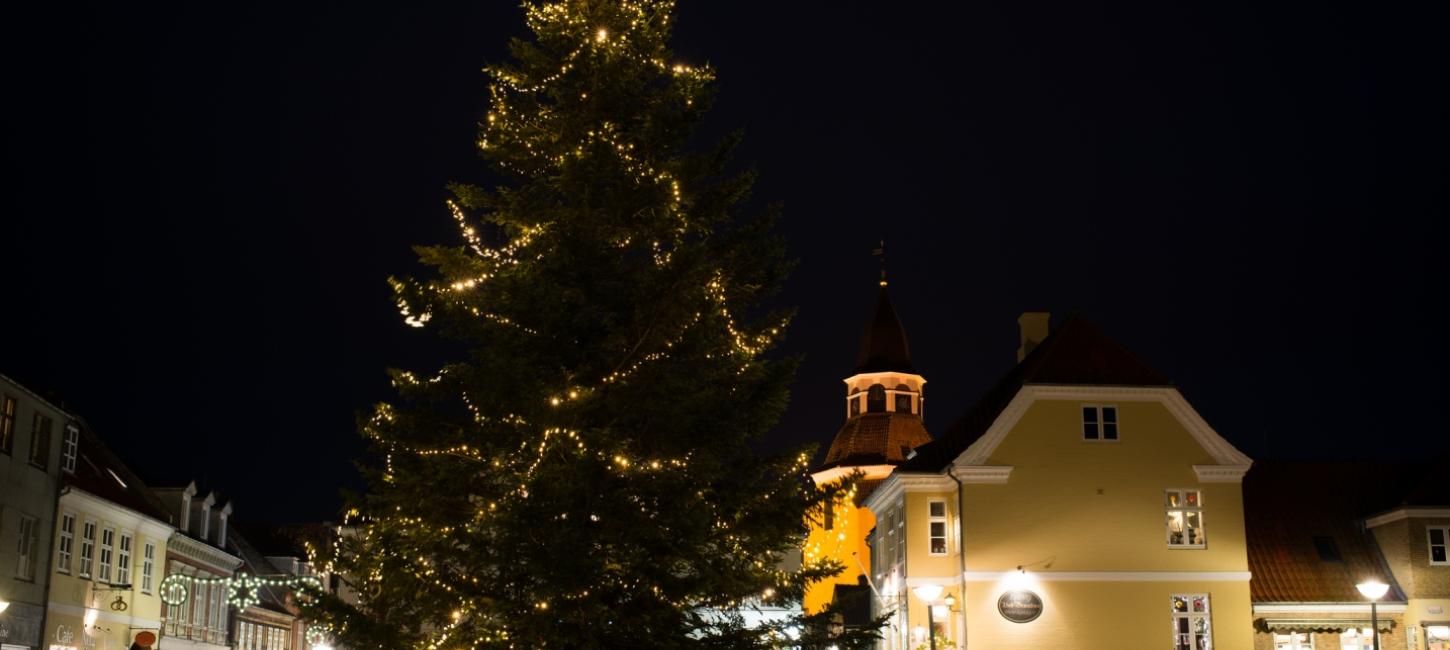 Udsigt fra Torvet til juletræ og Klokketårnet i Faaborg