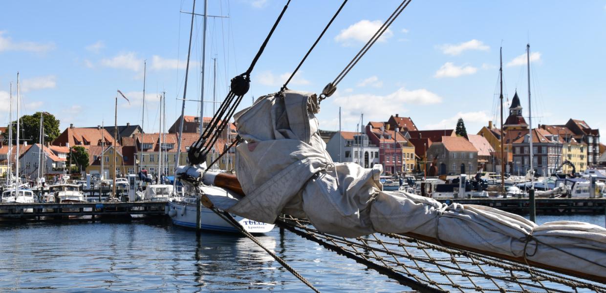 Faaborg Hafen mit blauem Himmel | Südfünen | Dänemark