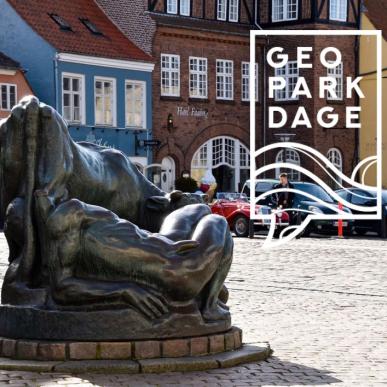 Skulpturen Ymerbrønden på Torvet i Faaborg med Geopark Dage logo