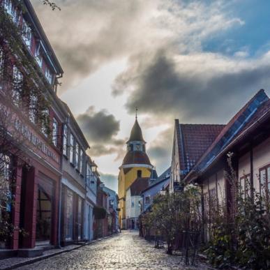 Bøjestræde med vue til Klokketårnet i Faaborg | Sydfyn | VisitFaaborg