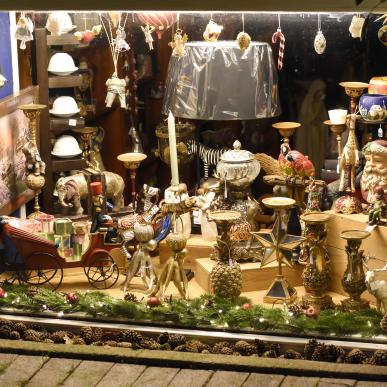 Vinduesparti med julepynt i Faaborg gågade