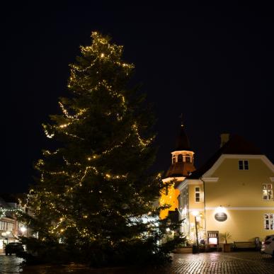 Udsigt fra Torvet til juletræ og Klokketårnet i Faaborg