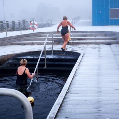 To kvinder vinterbader ved Faaborg Havnebad