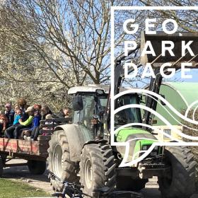 Geoparkdage 2025 - Oplev Avernakø fra traktor og vogn. Afslut rundturen med langbordsmiddag med lokale råvarer hos Avernakø Gårdbutik.