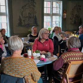 Sammen strikker vi håndledsvarmere