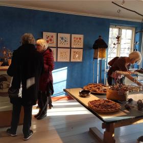 Mennesker der nyder julemarkedet i Fløjte Emils Hus