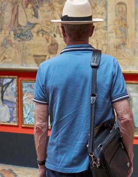 Turist ser på malerier på Faaborg Museum