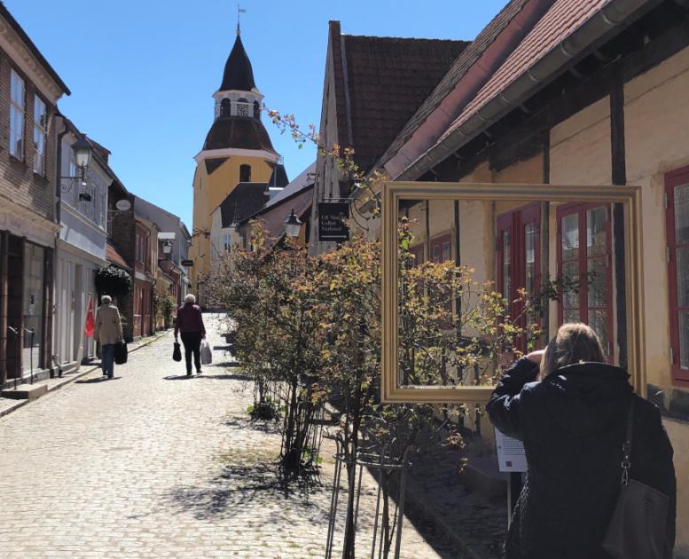 Bøjestræde med klokketårn og billedramme